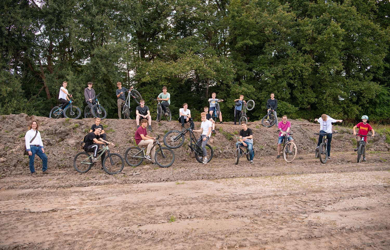 kinder und jugendliche im dirtbike park