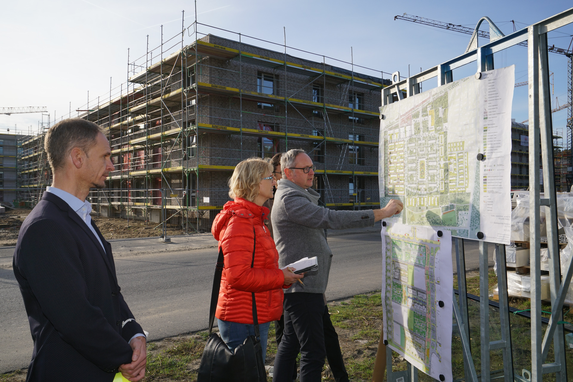 Stephan Aumann stellt den aktuellen Baufortschritt anhand der Karte vor und erklärt das weitere Vorgehen für den Bereich "Gartenwohnen".