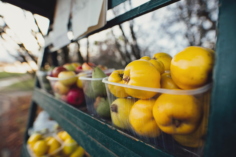 Obststand an der Straße mit viel Auswahl