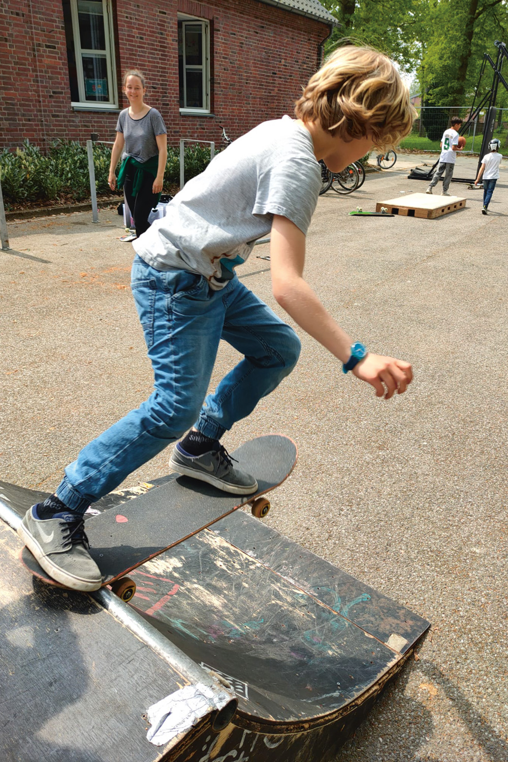 Das Bild zeigt einen Jungen auf einem Skateboard.