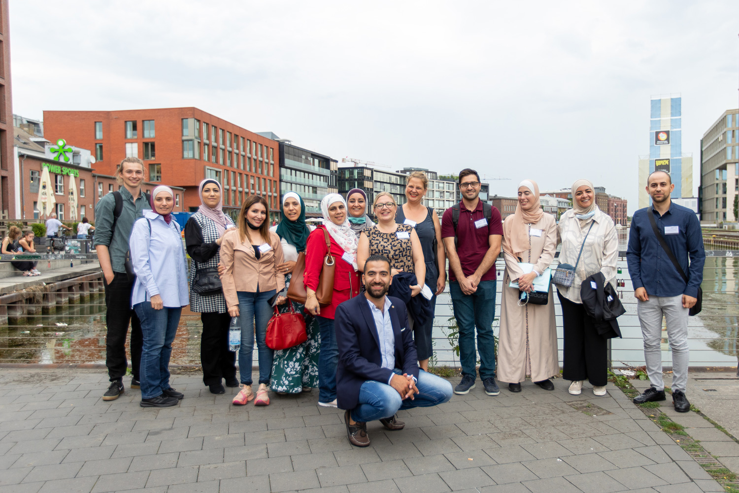 Eine Gruppe postiert vor dem Münsteraner Hafen für die Kamera.