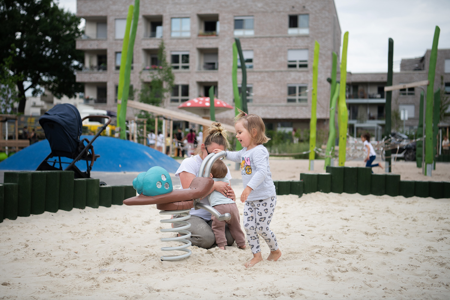 Spielplatz im Hintergrund Wohngebäude