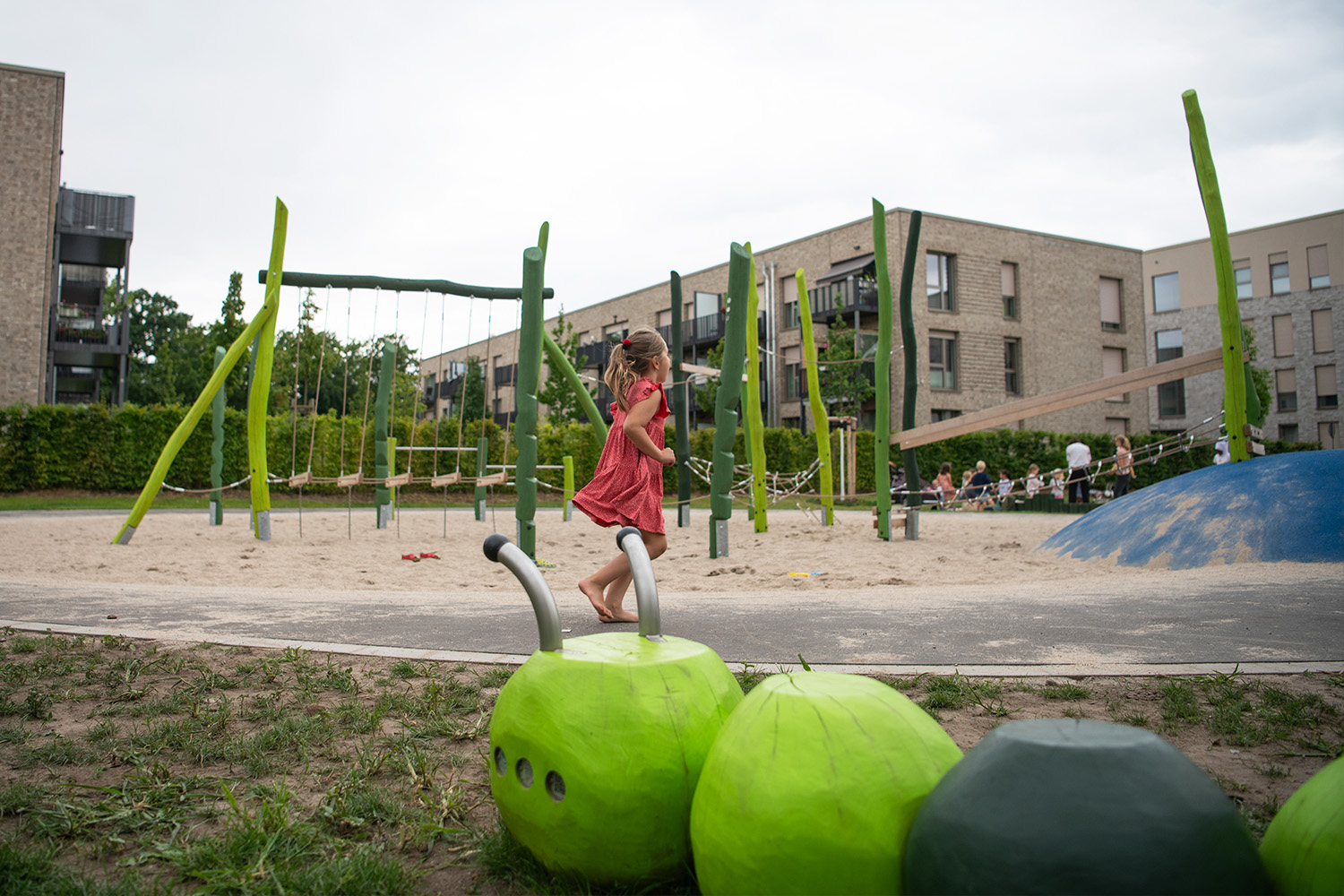 Spielplatz im Hintergrund Wohngebäude
