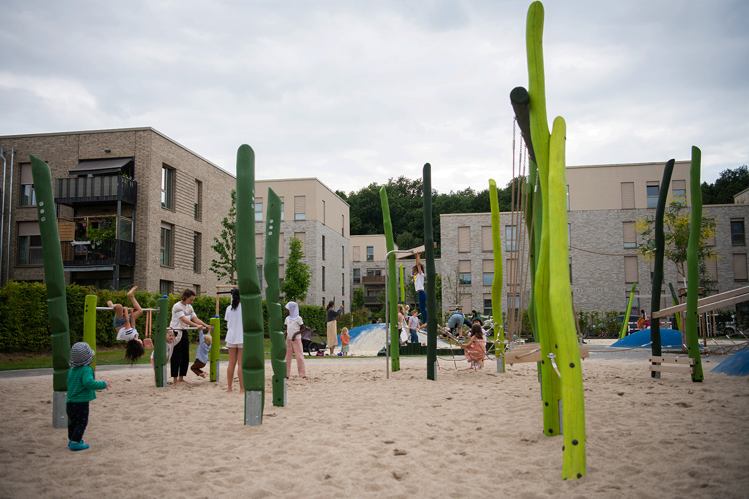 Spielplatz im Hintergrund Wohngebäude