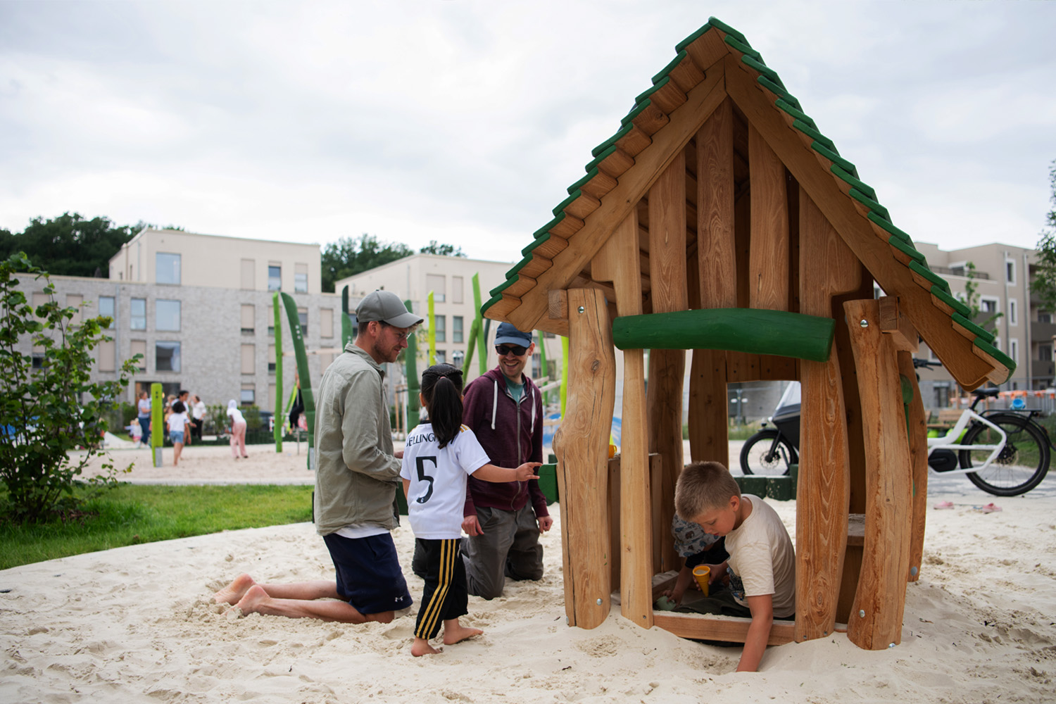 Spielplatz im Hintergrund Wohngebäude