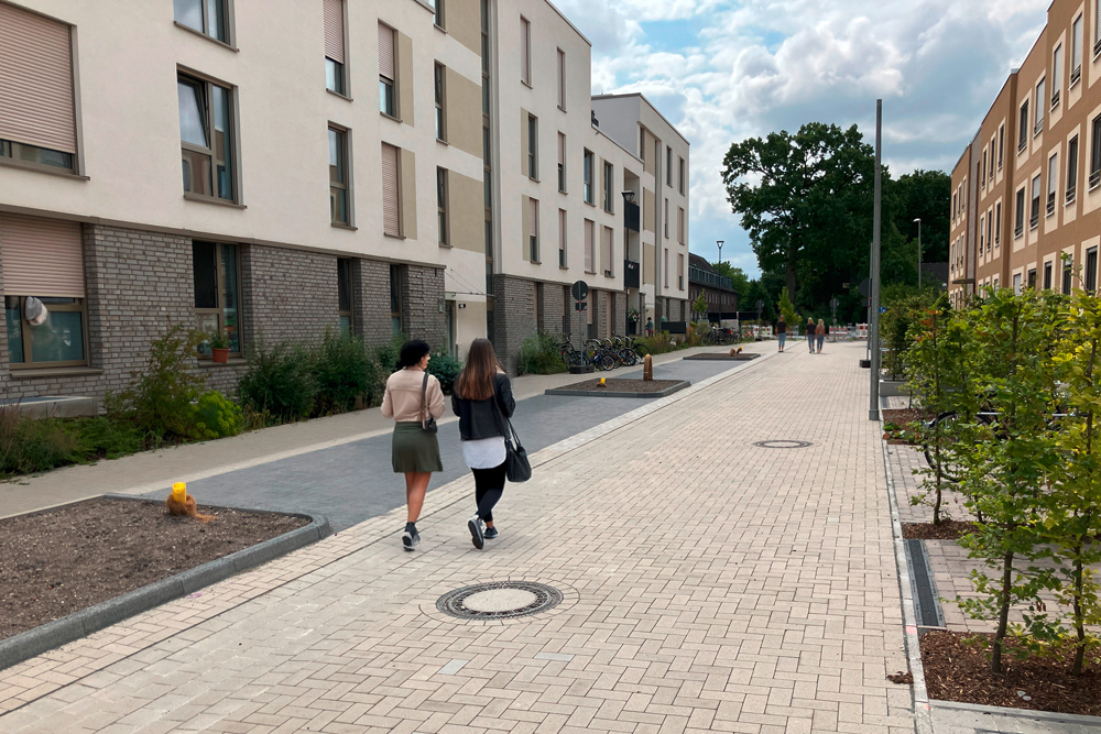 Kinder spielen auf Straße zwischen Häusern