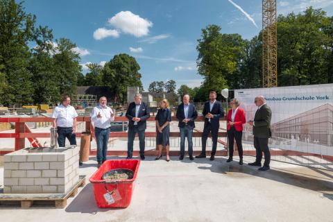 Gruppenbild Grundsteinlegung Grundschule