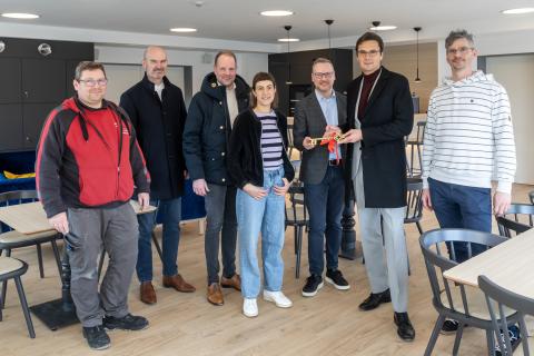 Gruppenbild bei der Schlüsselübergabe