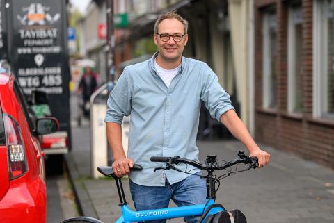 Unterwegs mit seinem blauen Rad: Henning Spenthoff.