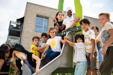 Gruppe Kinder auf einer Rutsche