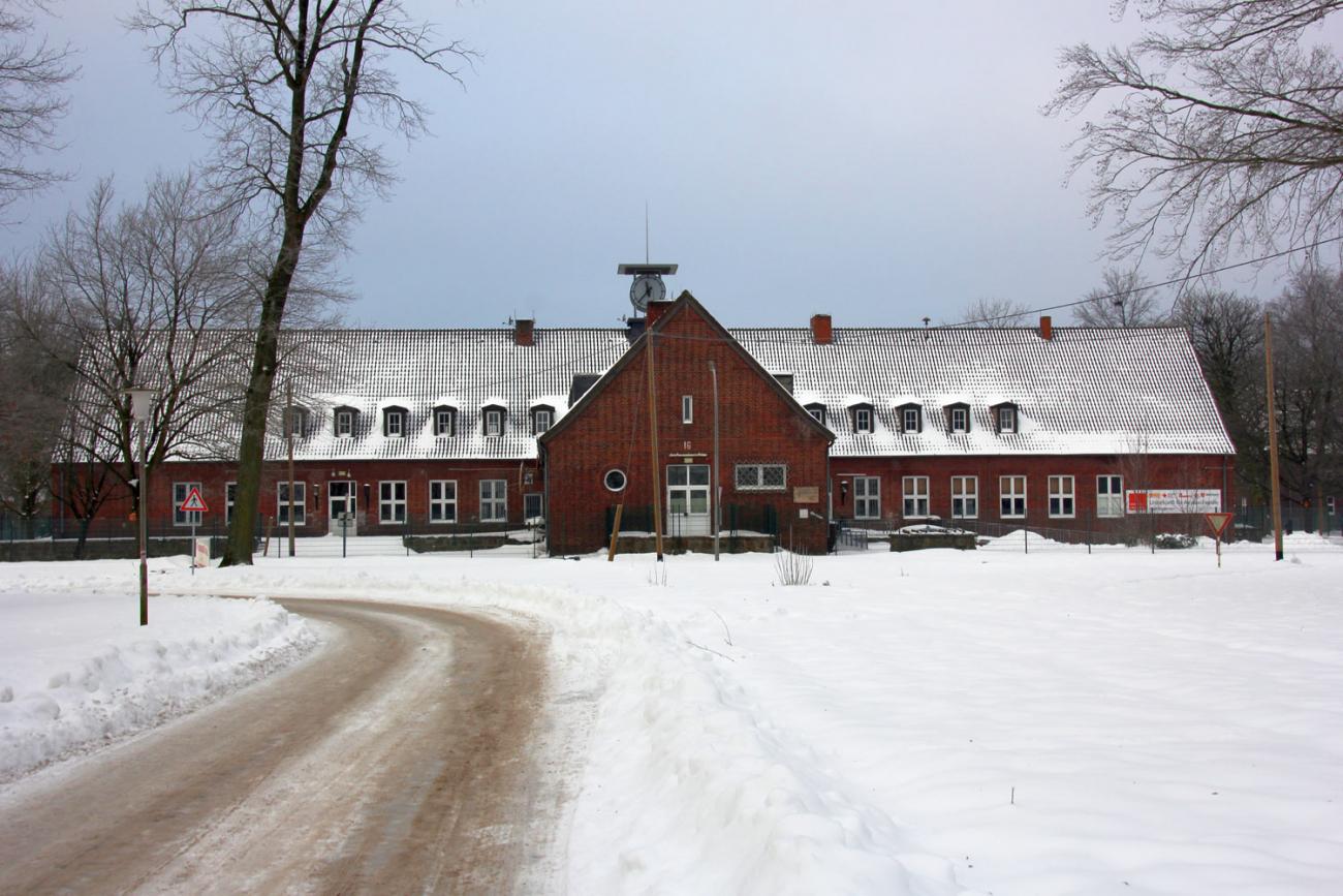 Kasernengebäude im Schnee