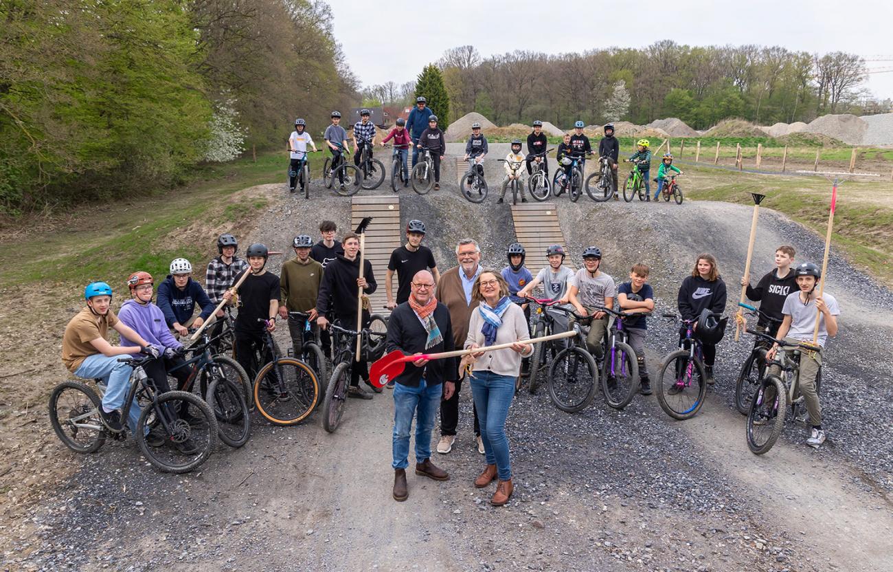 Gemeinsam mit den Jugendlichen gaben (v.l.) Oberbürgermeister Markus Lewe, Bezirksbürgermeister Peter Bensmann sowie Christa Ransmann, Leiterin der Quartiersentwicklung der KonvOY GmbH, den offiziellen Startschuss für die Dirtbike-Strecke.