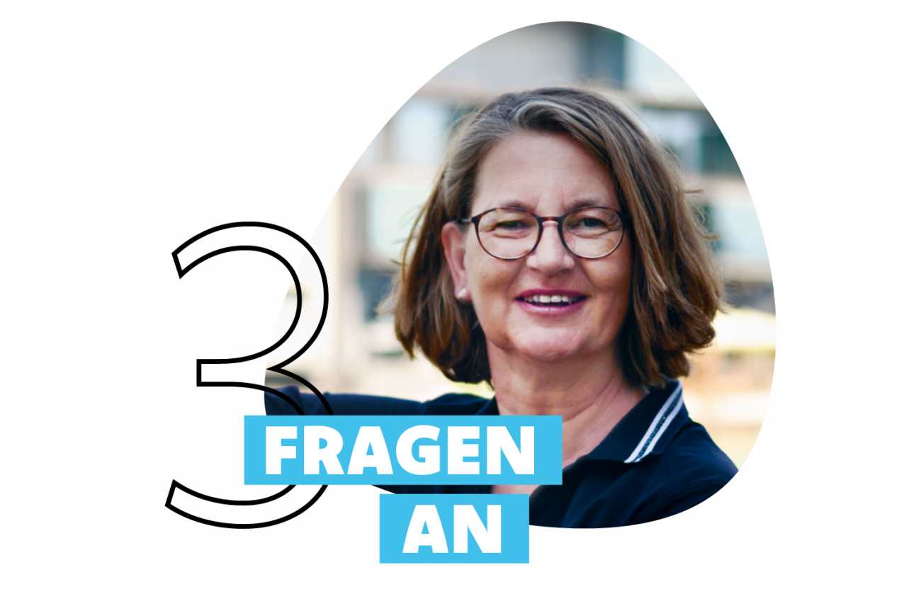 Das Bild zeigt eine Frau, die in die Kamera lächelt und den Schriftzug „3 Fragen an“