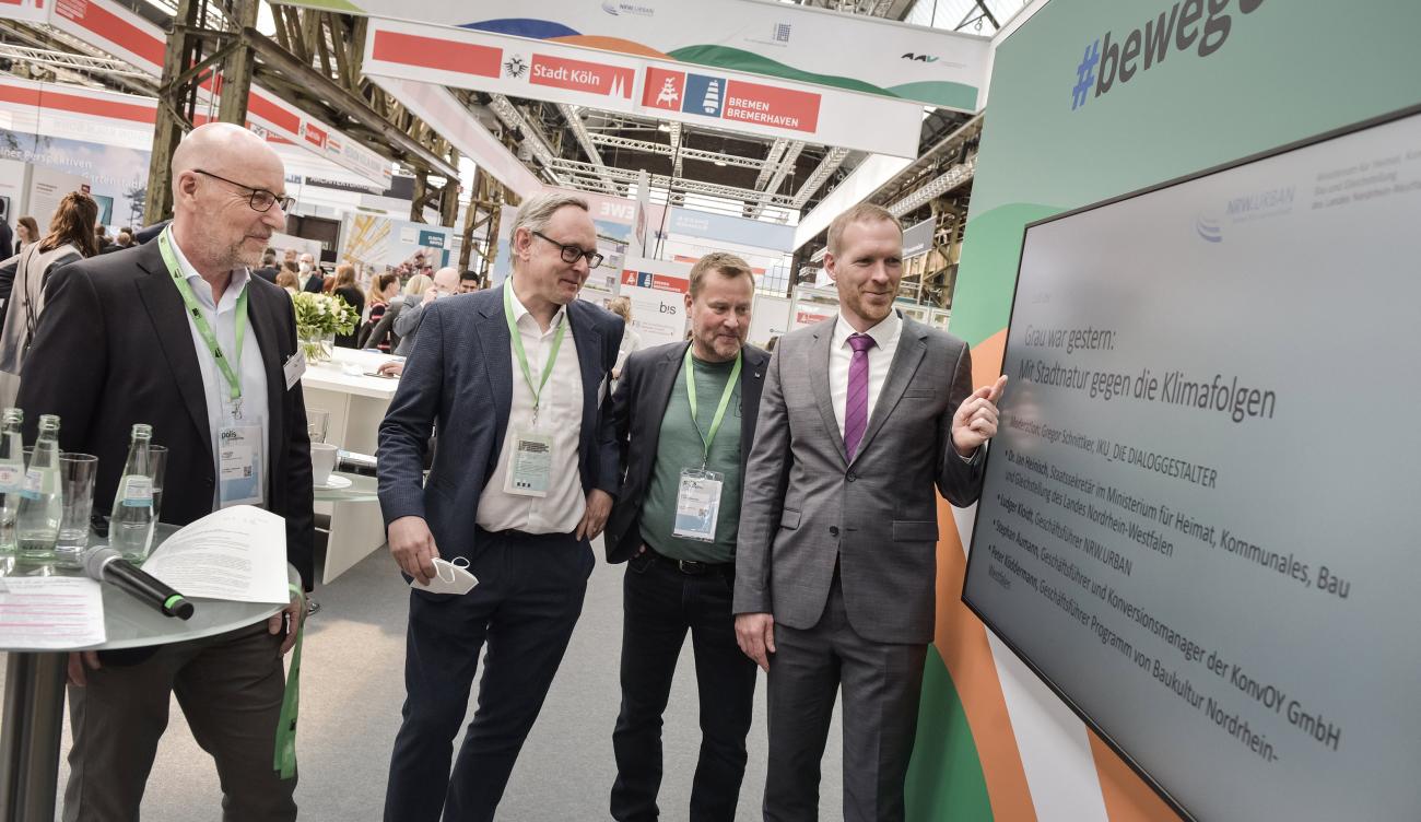 Stand des Landes Nordrhein-Westfalen, v.l.n.r.: Ludger Kloidt (NRW.URBAN), Stephan Aumann (KonvOY GmbH), Peter Köddermann (Baukultur Nordrhein-Westfalen), Dr. Jan Heinisch (Staatssekretär des Ministeriums für Heimat, Kommunales, Bau und Gleichstellung des Landes NRW) © Frank Vinken