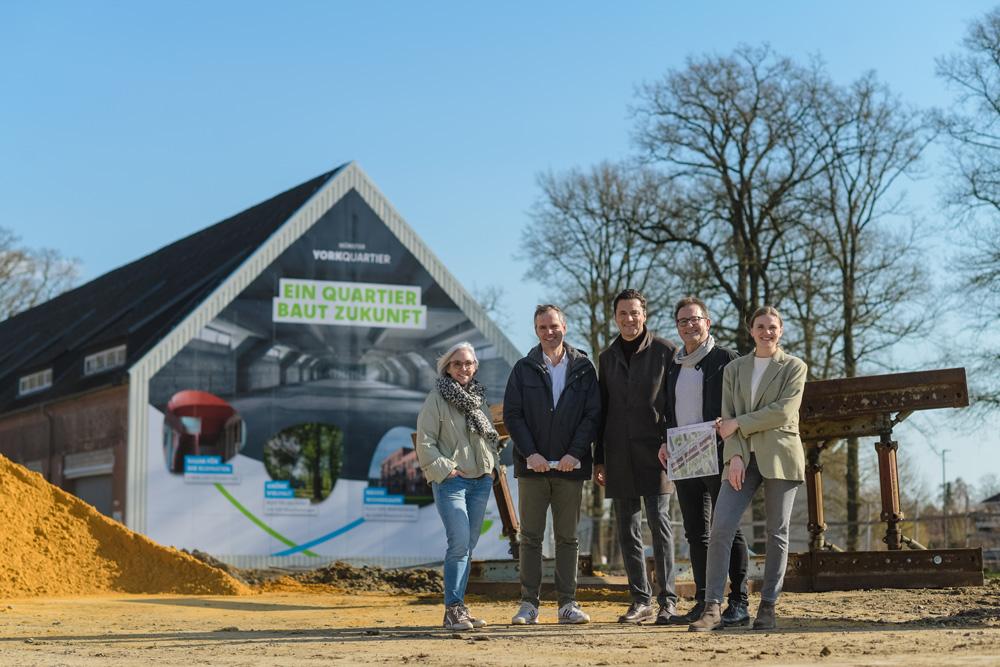 Gruppenfoto vor Gebäude